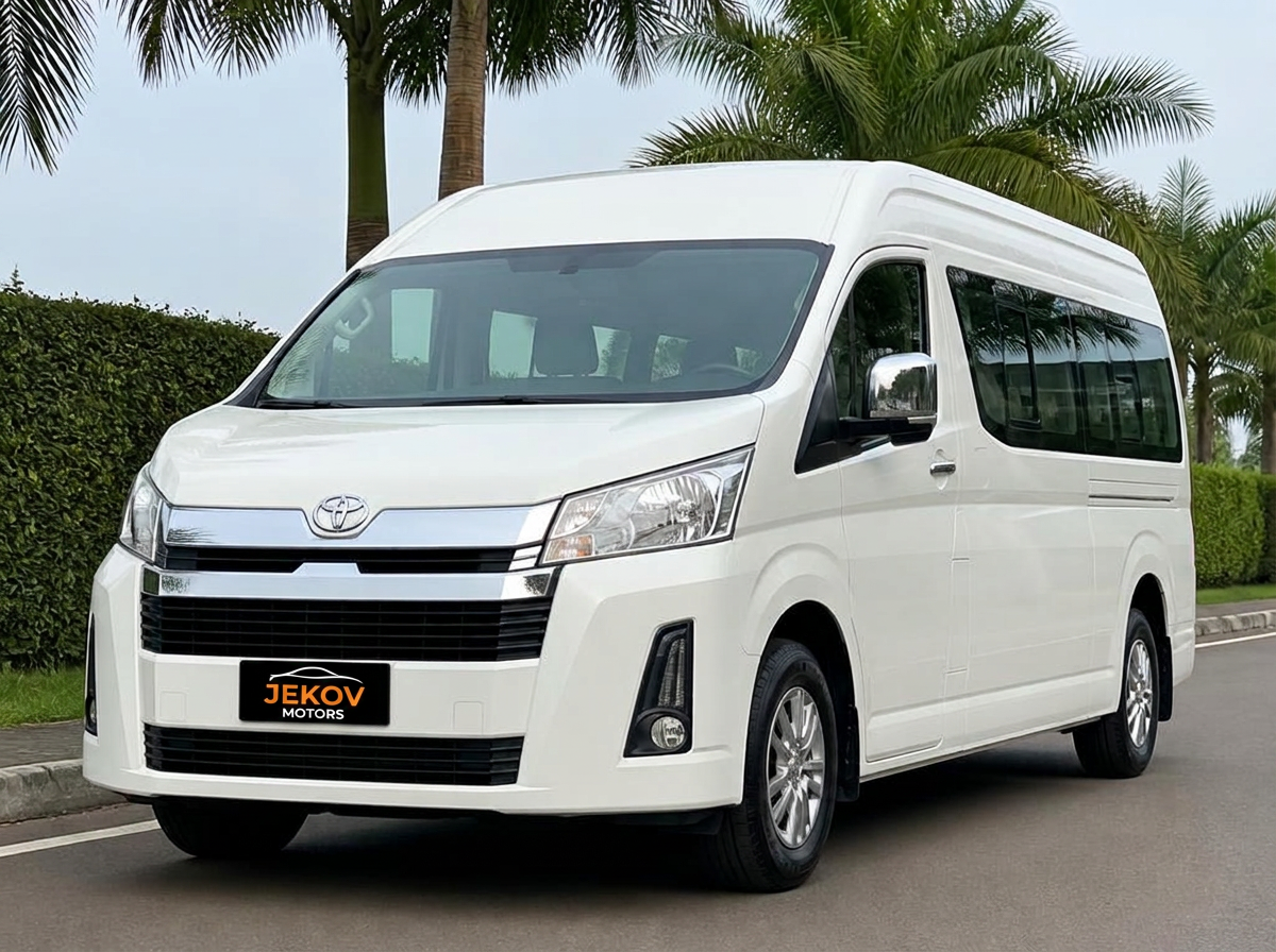 Toyota HiAce front view