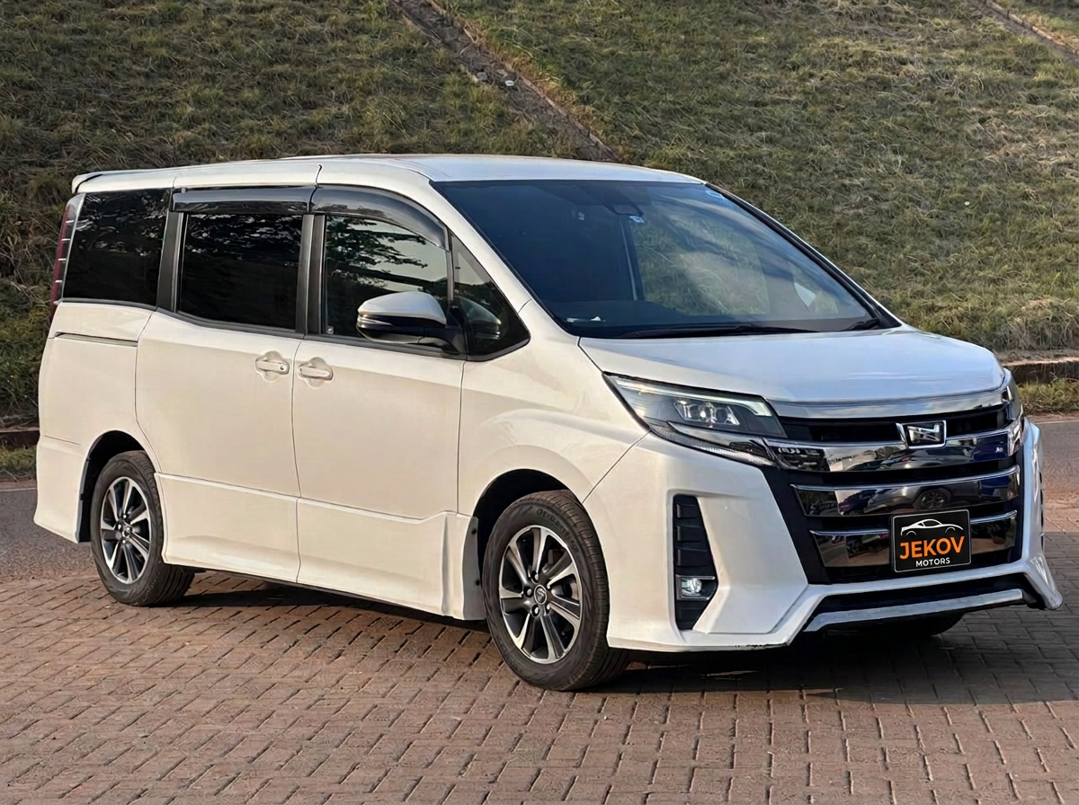 Toyota Noah front view