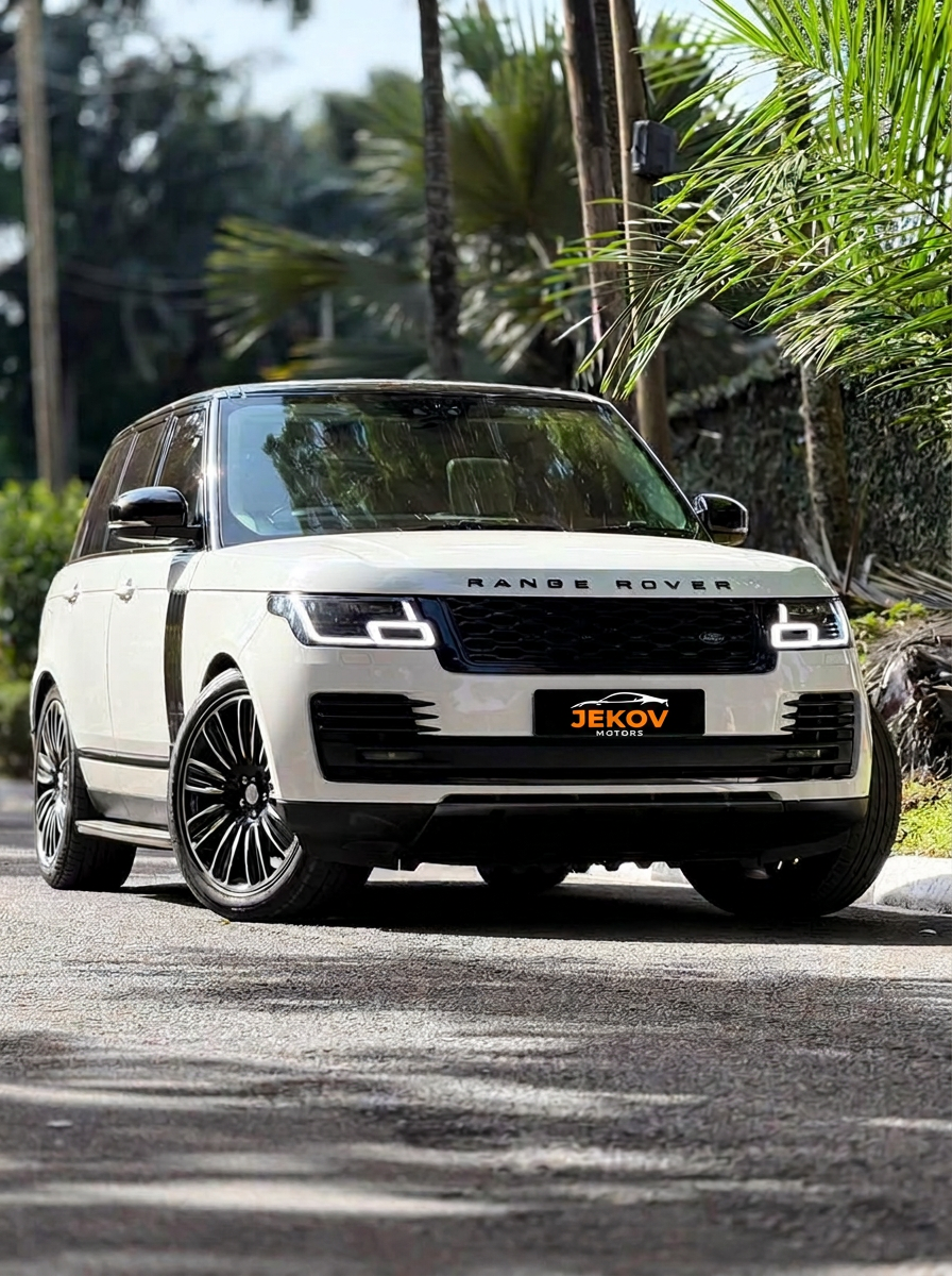 Range Rover Vogue front view